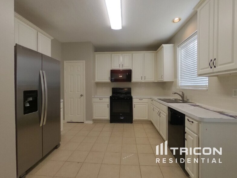 Building Photo - 9003 Cypress Square Dr