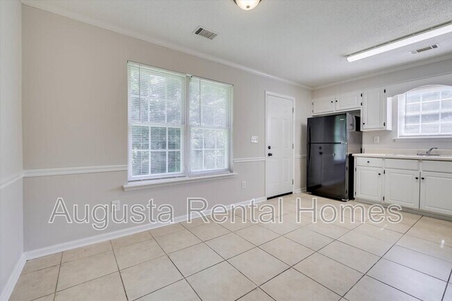 Building Photo - 2811 Bennington Dr