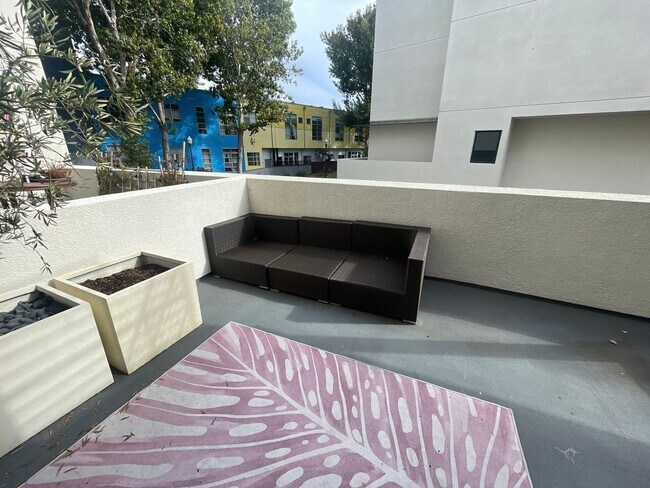 Building Photo - Spacious 3 bedroom / 2.5 Bath Apartment in...