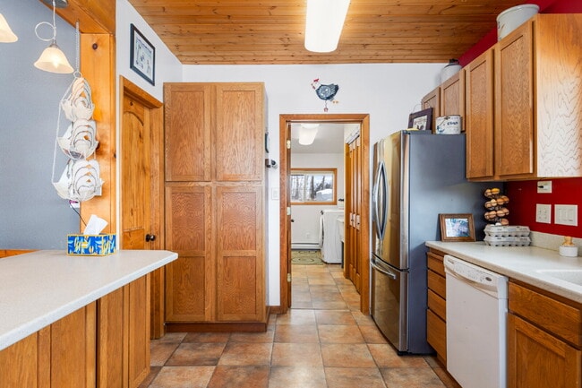 Building Photo - Spacious 4-Bedroom Home in the Heart of Sh...