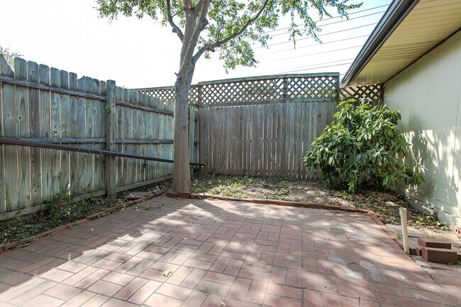 Building Photo - 10660 Pagewood Dr