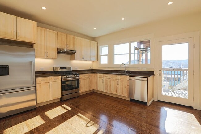 Building Photo - OPEN HOUSE: Sunday (9/28) 12:30pm-1:00pm B...