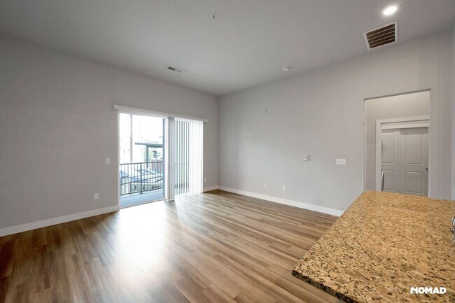 Building Photo - Charming 2BR-2BA Condo in Aurora Town Center