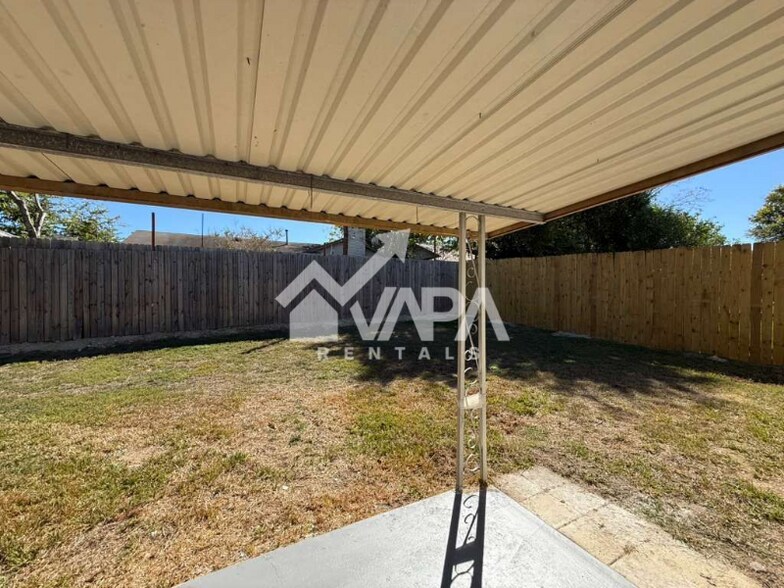 Building Photo - 7814 Hollow Oak