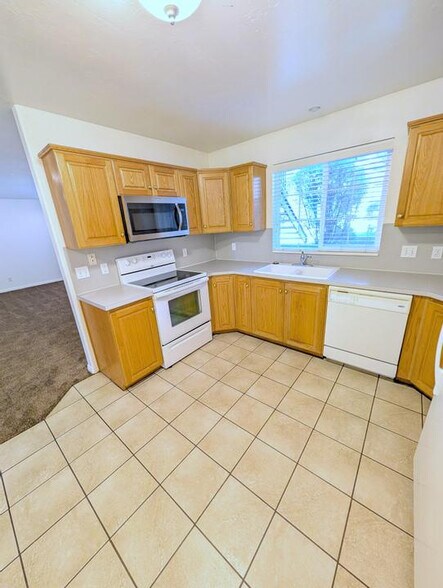 Building Photo - 370 E 1420 S