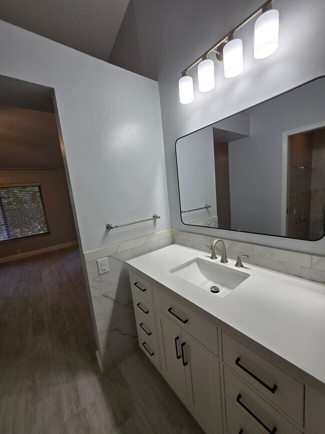 Building Photo - Beautiful and spacious remodeled unit