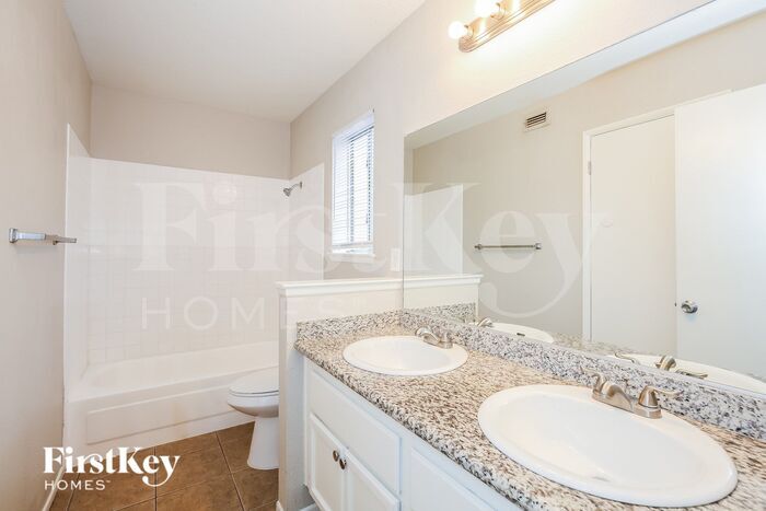 Building Photo - 2368 Valley Dr