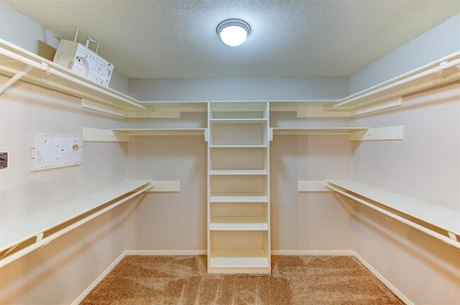 Building Photo - 402 Live Oak Ln