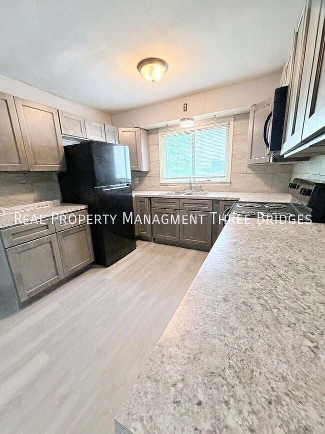 Building Photo - 536 Ames Pl