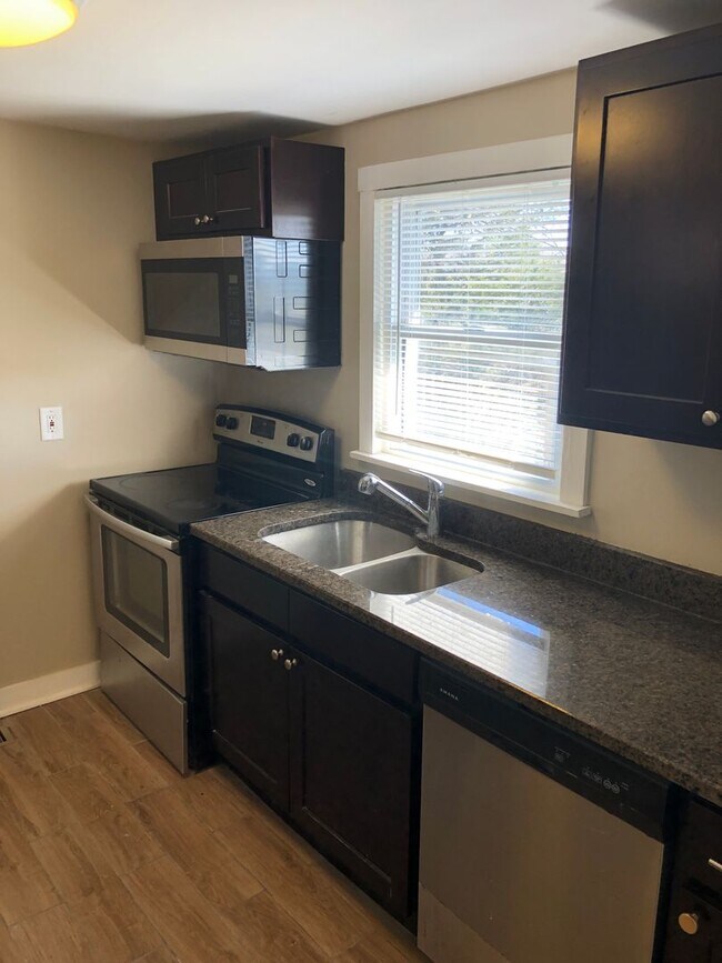 Building Photo - 3 Bedroom cottage overlooking green space ...