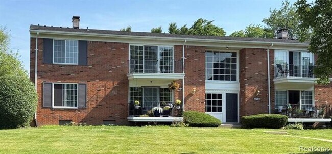 Building Photo - 458 Fox Hills Dr S