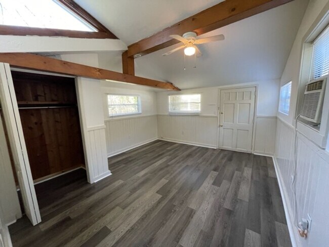 Building Photo - Large One Bedroom In Duck Pond Available in August!!!!