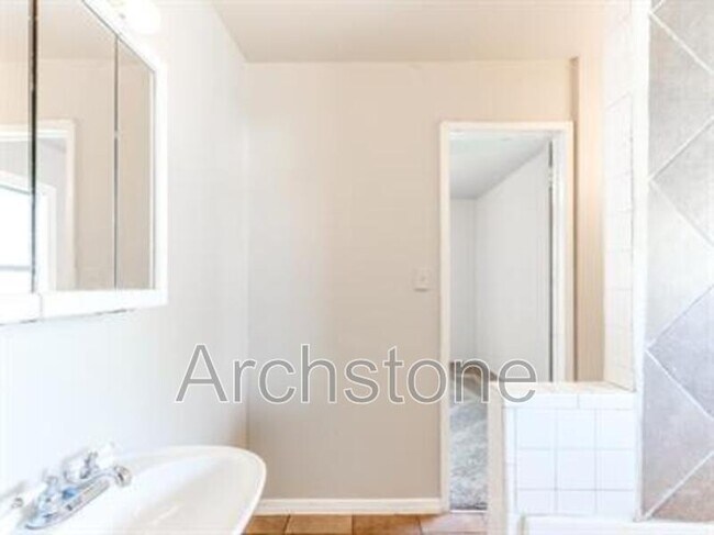 Building Photo - 1004 Sandra Dr