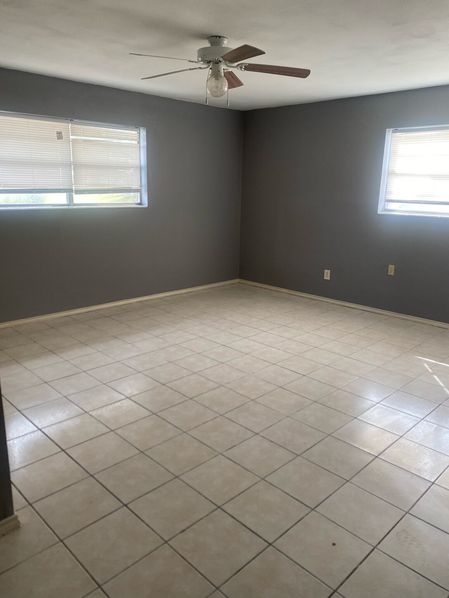 Building Photo - 3417 N Kenyon Rd