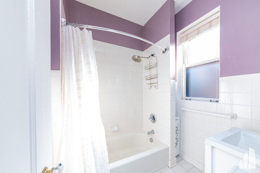 Building Photo - 450 W Surf St