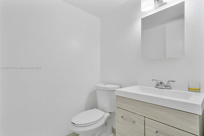 Building Photo - 600 Parkview Dr