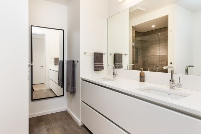 Building Photo - Modern Elegance at the Cosmopolitan on the Park