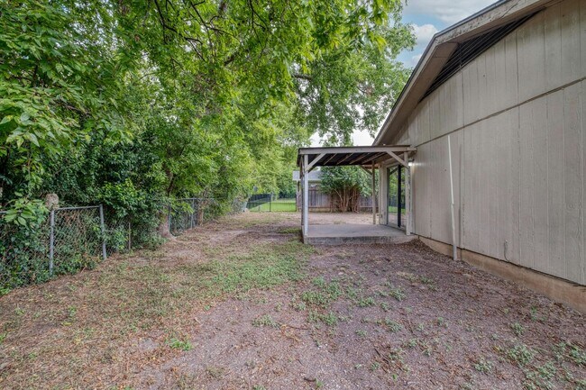Building Photo - Cozy 2-Bedroom Duplex in Prime North Austi...