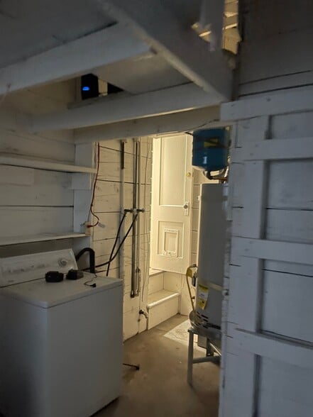 Building Photo - 210 Reno Ave