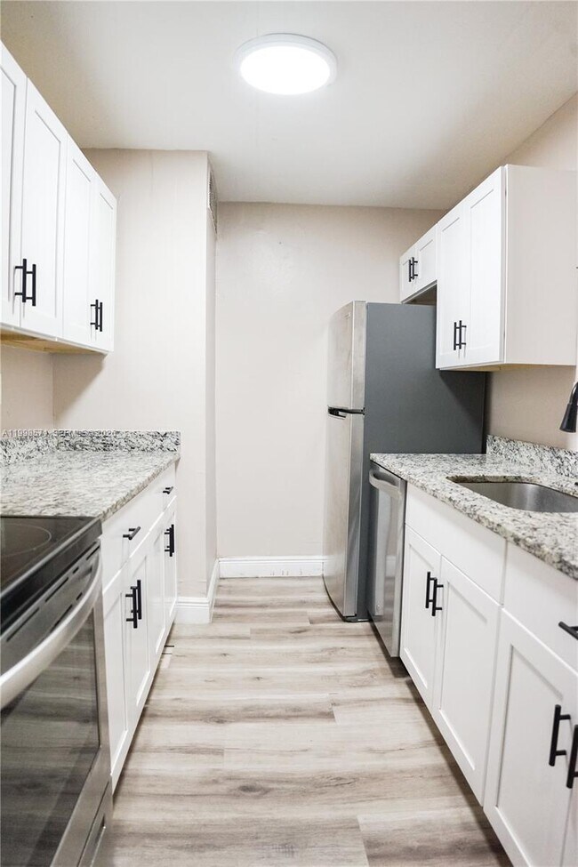 Building Photo - 4280 Woodside Dr