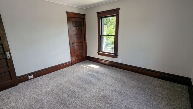Building Photo - Spacious 5-bedroom, 1-bath home offers flexible living across multiple levels in Akron