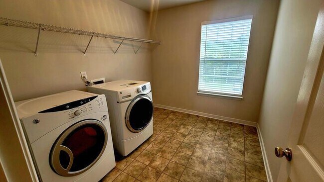 Building Photo - 4000 Stone Creek Terrace