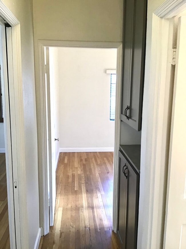 Building Photo - Modern, beautiful 3Bdrm, 2ba unfurnished i...
