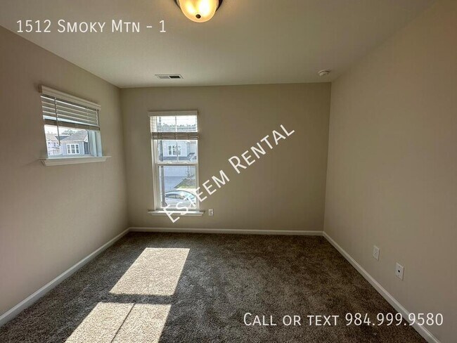 Building Photo - 1512 Smoky Mountains St