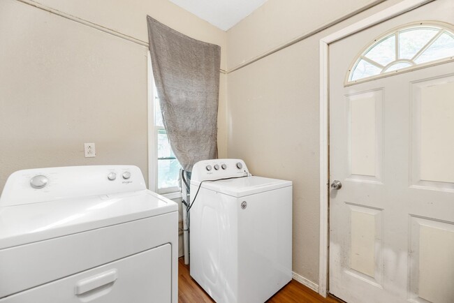 Building Photo - Charming 2 Bed 1 Bath - 2 weeks FREE!