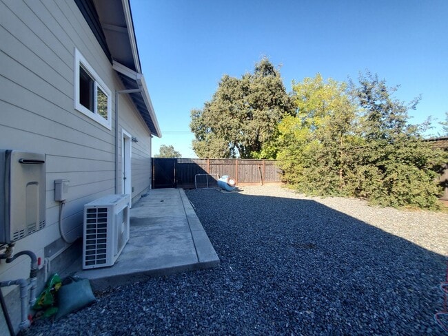 Building Photo - Nature Lover's Newer 1 bedroom single fami...
