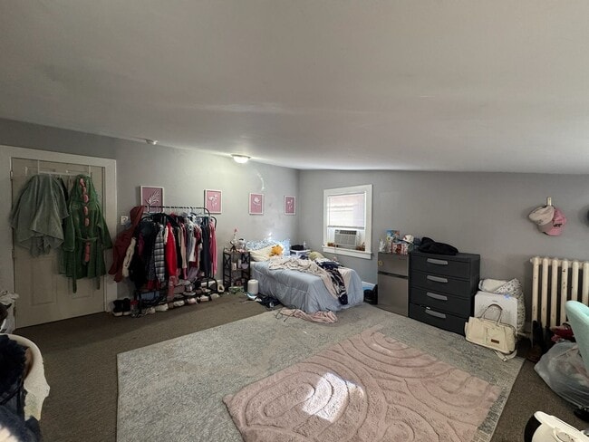 Building Photo - 7 bedroom/ 3bath Mins. from UC + Med Campu...