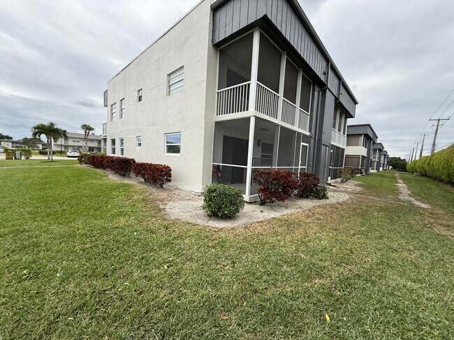 Building Photo - 216 Normandy Ln