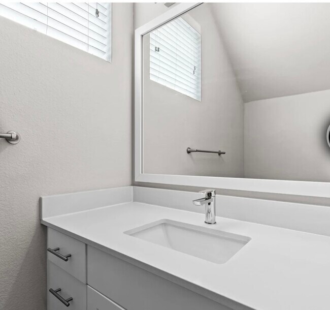 Building Photo - 3368 S Biscay Way