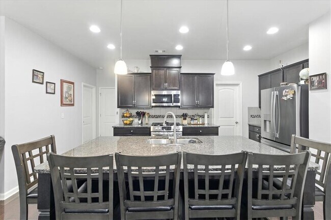 Building Photo - 214 Torch Dr