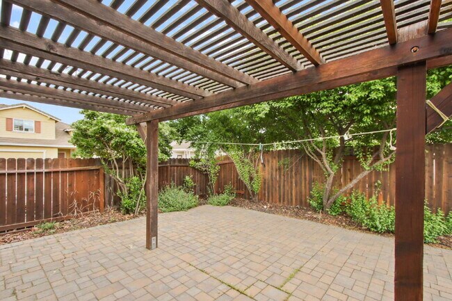 Building Photo - Updated Wildhorse Home | 2 Bed, 2 Bath | Corner Lot | Pets OK | W/D + Landscaping Included