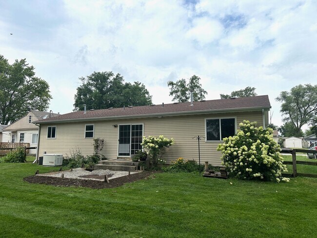 Building Photo - 7103 Hiawatha Dr