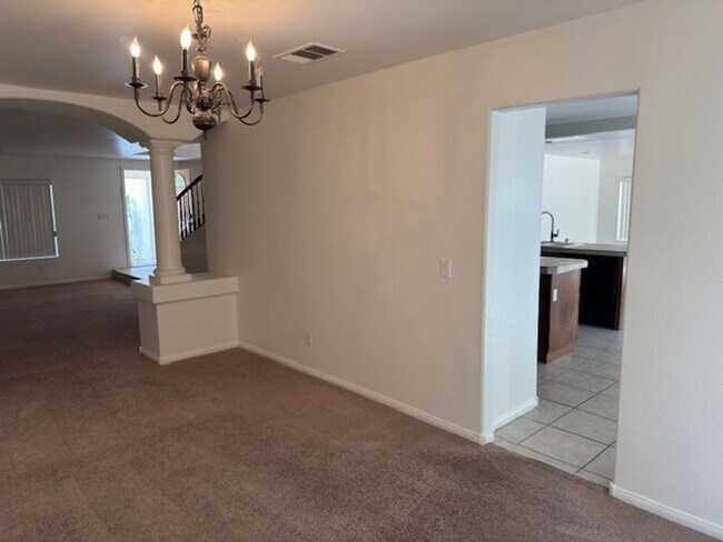 Building Photo - LARGE Spacious 5 Bedroom Single Family Home!!