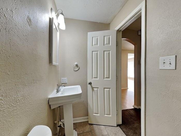 Building Photo - 3305 Hampden Dr