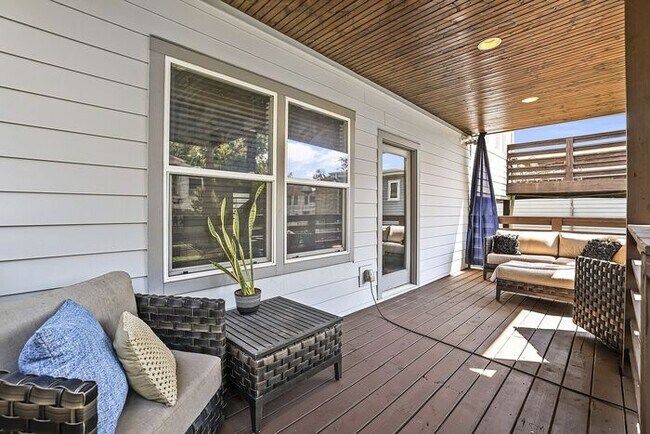 Building Photo - Completely furnished 4BR/2.5BA with fully ...