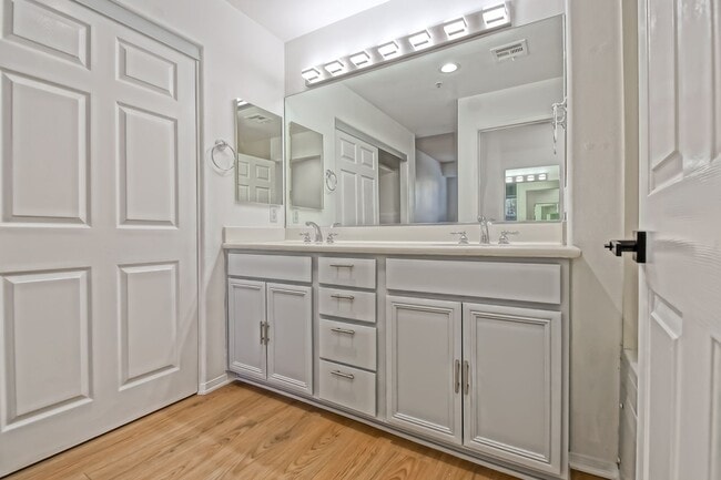 Building Photo - Bright & Airy, Recently Updated 3rd Floor Apartment in the Catalina Building Across from Central ...