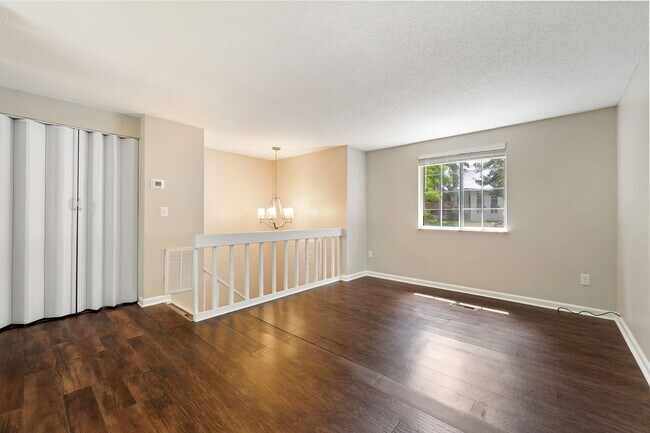 Building Photo - 2421 Camellia Dr
