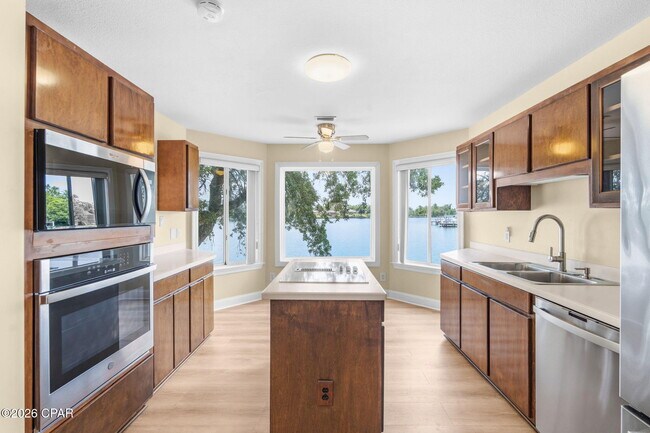 Building Photo - 2718 Country Club Dr