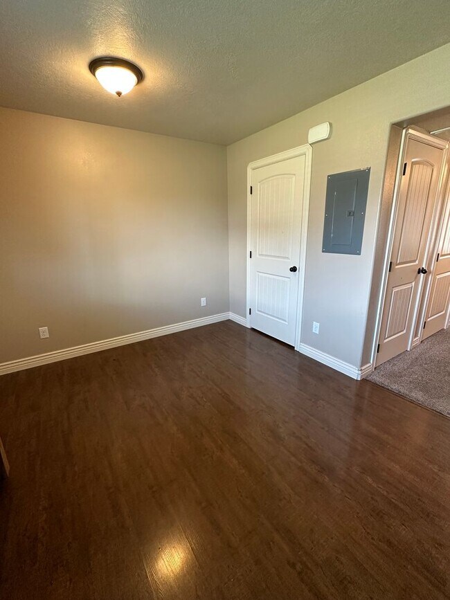 Building Photo - Desirable 2 Bed 1.5 Bath Lincoln Park Townhome