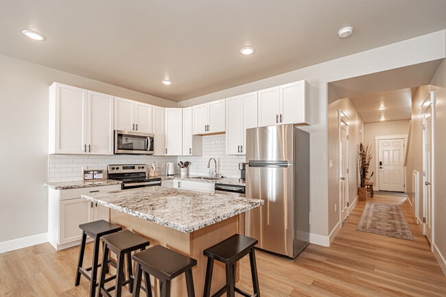 Building Photo - 380 S 3rd W