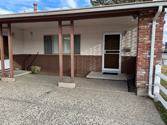 Building Photo - Beautiful 2 bedroom 1 Bath Duplex in Spark...