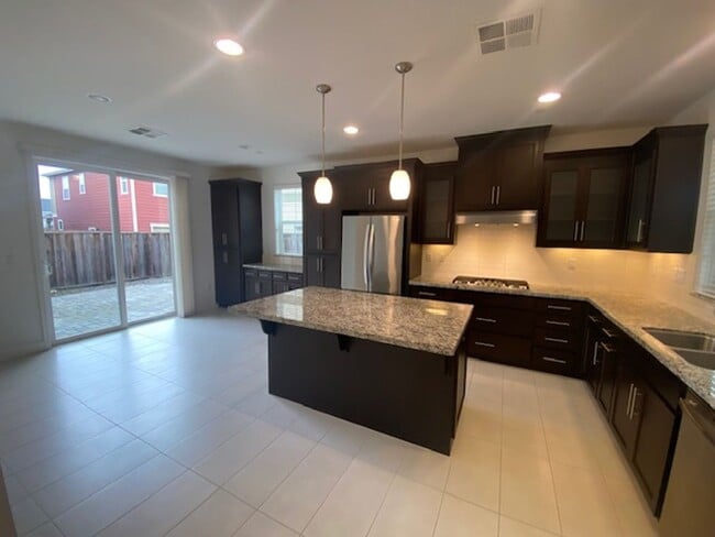 Building Photo - Beautiful Marina Home!