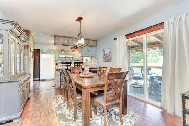 Building Photo - 2 Bedroom Home Tucked away in the Sierras