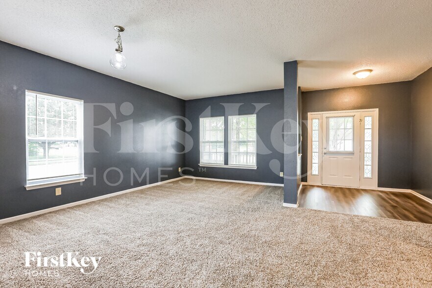 Building Photo - 10735 Cyrus Dr
