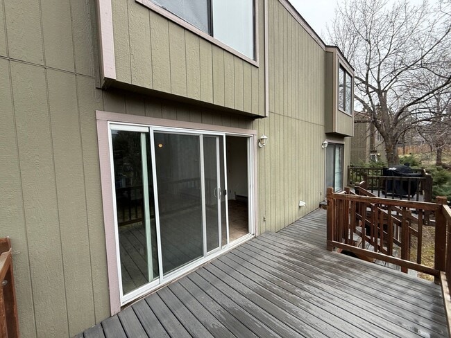 Building Photo - NE Bend 2bed/1.5bath Townhome Near St Charles with Garage