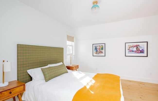 Building Photo - 212 Meadows W